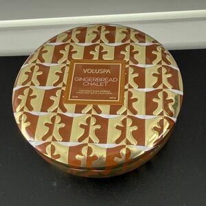 VOLUSPA NWT GINGERBREAD CHALET
3 Wick Tin Candle Burn time: 40+ Hours
